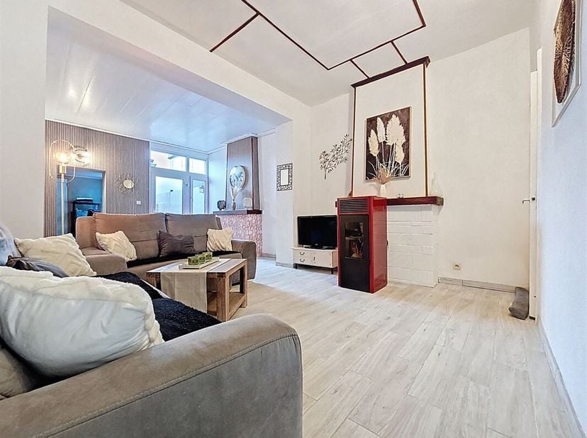 Prix: Offre à partir de 179.000 euros, frais d'agence non inclus et à charge de l'acquéreur.<br />
Maison habitable rapidement et comprenant: <br />
S