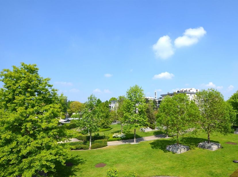 Dit verzorgde gelijkvloerse appartement, opgericht in 2012, biedt een bewoonbare oppervlakte van ±135 m², aangevuld met ongeveer 52 m² aan terrassen,