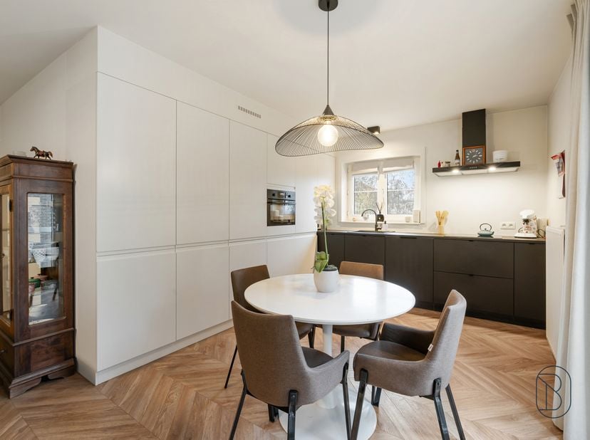 Instapklaar wonen of zorgeloos investeren? Dit volledig gerenoveerde appartement combineert comfort, licht en rendement.<br />
Indeling: via de inkomh