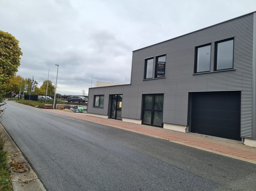 Moderne bedrijfsunits te huur in volledig gerenoveerd gebouw<br />
Ontdek deze unieke kans om uw onderneming te vestigen in een volledig gerenoveerd b
