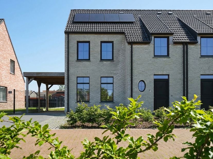 <br />
<br />
<br />
<br />
Cette élégante maison neuve est actuellement en phase de finition et sera livrée avec des matériaux de haute qualité et du