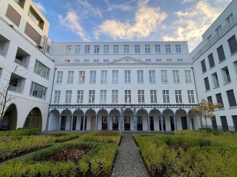 800m² de bureaux neufs prêts à l'emploi au rez-de-chaussée d'un ancien palais de ville et ensuite d'une école de filles dans le centre historique d'An