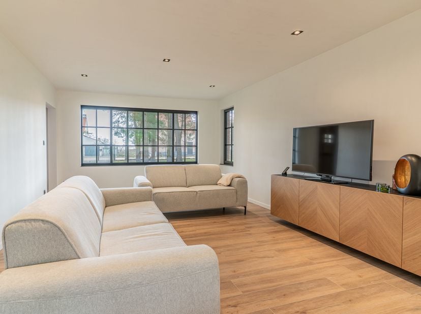 Deze prachtig gerenoveerde (2022) vrijstaande woning combineert hedendaags comfort met een groene, bosrijke omgeving en een vlotte bereikbaarheid nabi