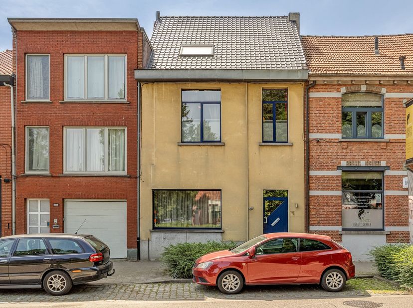 Deze ruime woning is centraal gelegen aan de Steenweg op Gierle in Turnhout, op wandelafstand van winkels, scholen en andere dagelijkse voorzieningen.