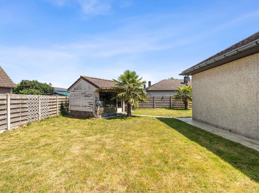 Te koop: halfopen bungalow in een rustige residentiële wijk van Maldegem, met gezellige tuin en drie slaapkamers. Deze woning uit 1978 biedt een prakt