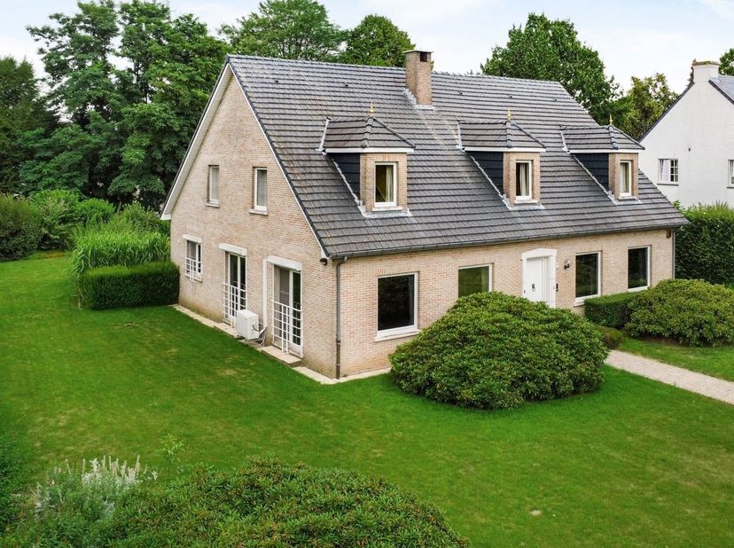 In een rustige, residentiële omgeving, op wandelafstand van het domein Drie Fonteinen en met een uitstekende bereikbaarheid naar Brussel, de luchthave