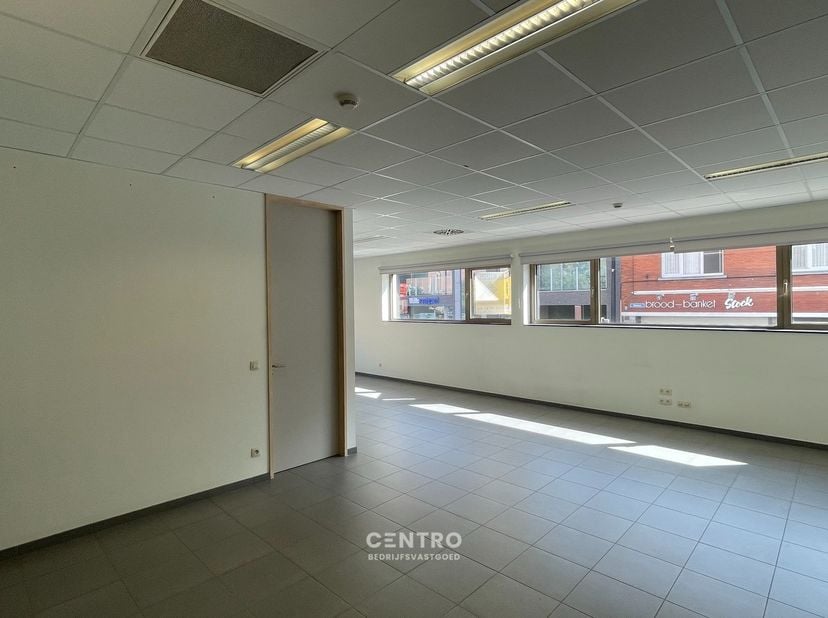 Volledig vernieuwd, klassevol ingericht en voorzien van gemeenschappelijke faciliteiten.&amp;nbsp; U kunt als huurder per direct aan de slag.<br />
<br />