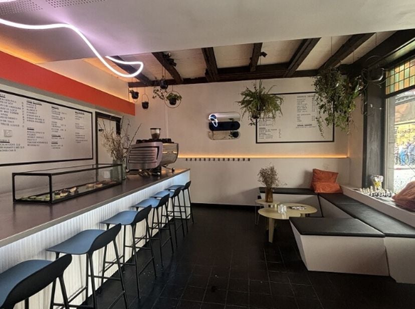 Instapklare en trendy Koffie- en Wijnbar met TERRAS op een interessante ligging langs een invalsweg naar het centrum van Brugge, op een 500 meter van