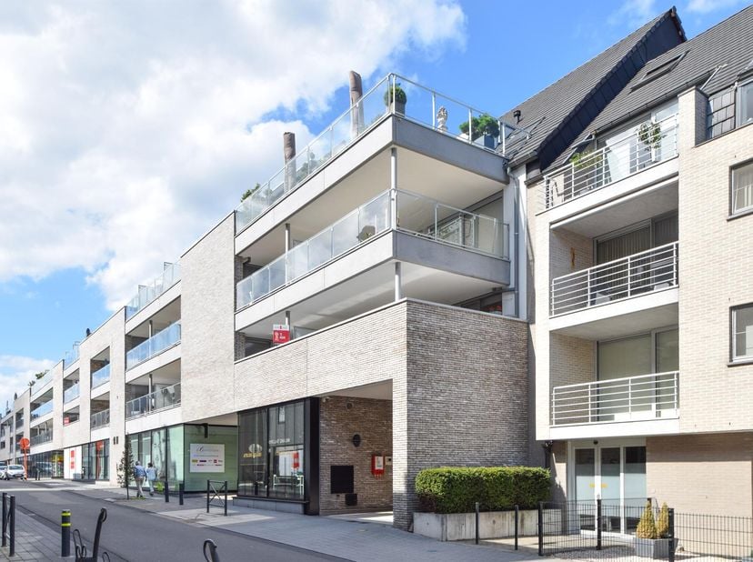 Instapklaar appartement, gelegen in het levendige centrum van Bilzen. Dit appartement biedt een perfecte mix van gemak en comfort. Op loopafstand vind
