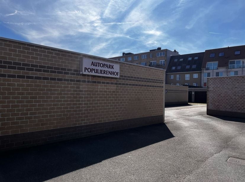 Gelijkvloerse garagebox gelegen in een bovengronds garagecomplex in het centrum van Bredene-Duinen. <br />
- De garage is erg makkelijk bereikbaar (g