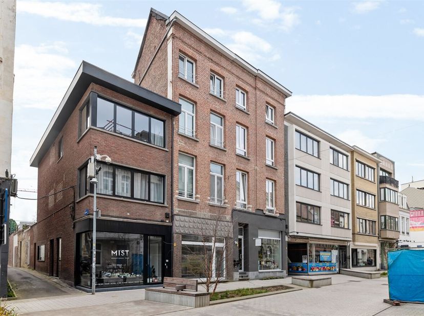 Opbrengsteigendom: vijf studentenkoten en handelsruimte<br />
Ligging:<br />
Onze-Lieve-Vrouwestraat 98 ligt in het hart van Mechelen, een levendige w