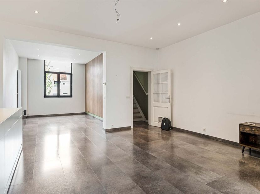 Deze woning is gelegen aan de recent heraangelegde Lakborslei in Deurne en geniet van een uitstekende, centrale ligging. Scholen, buurtwinkels, superm