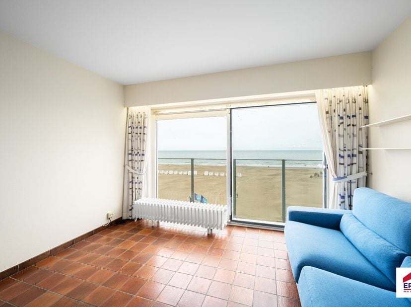 Te koop: Studio met frontaal zeezicht. Studio op toplocatie aan de zeedijk met een adembenemend frontaal zeezicht en een uniek panoramisch uitzicht ov