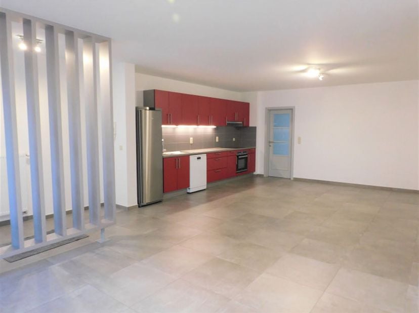 Prachtig appartement met 2 slaapkamers, gelegen in het hart van Basècles.<br />
<br />
Het gelijkvloerse appartement bestaat uit: een inkomhal, een