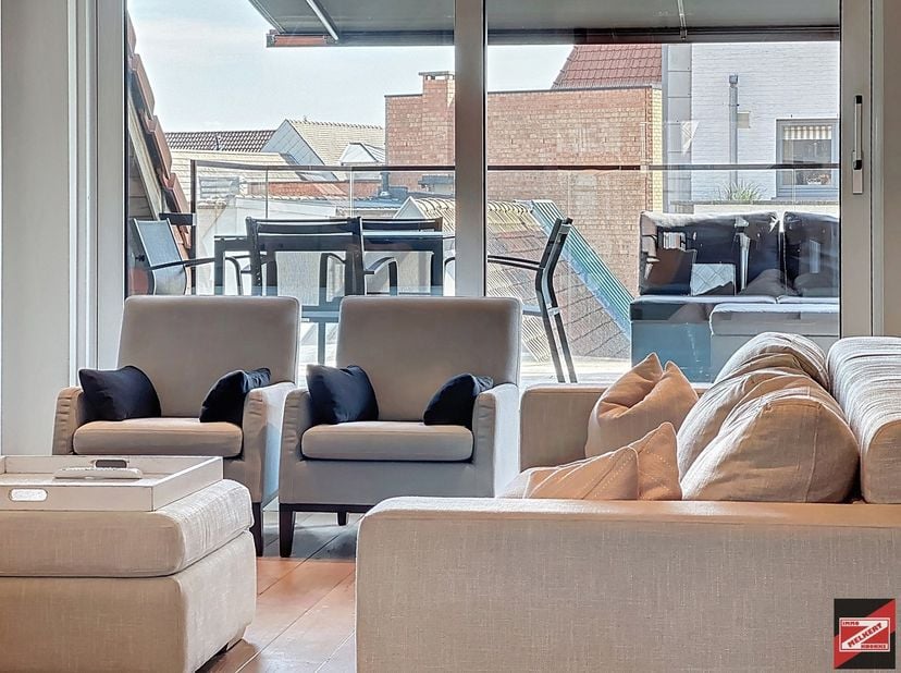 Luxueus gerenoveerd en gemeubileerd duplex-appartement met ruime zonneterrassen op wandelafstand van zee en strand