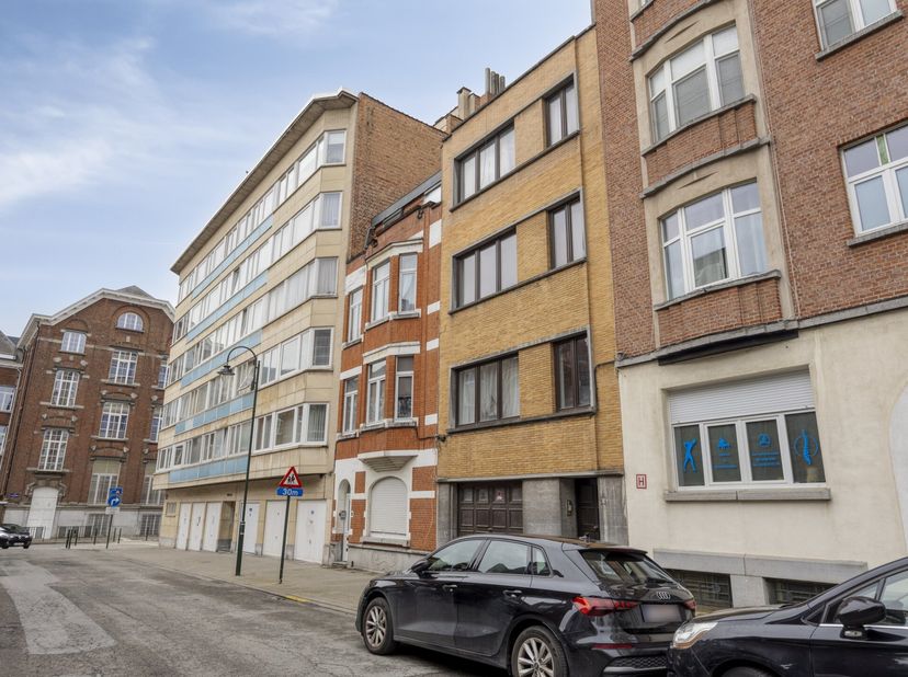 Dit interessant opbrengsteigendom is gelegen in het gegeerde Laken en biedt een mooie combinatie van wooncomfort en investeringspotentieel.<br />
<br