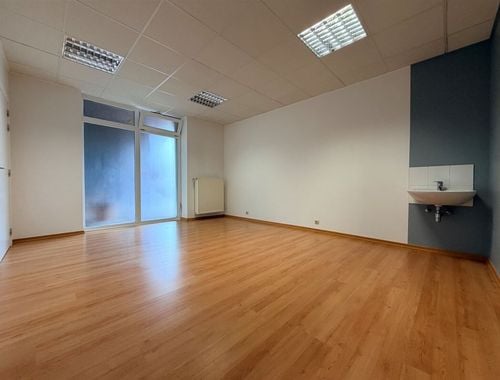                                         Kantoor te huur in Tournai, € 350
