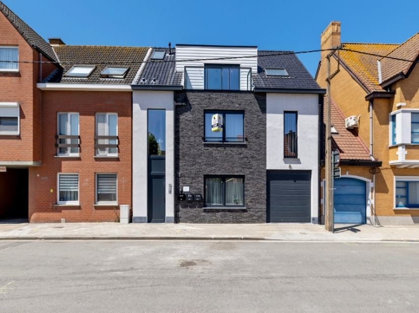Cet appartement situé au premier étage d’un immeuble à taille humaine bénéficie d’un emplacement idéal, à seulement quelques minutes du port de plaisa