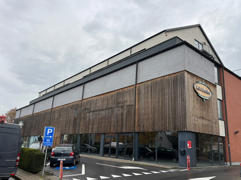 Ce bâtiment d’angle se situe sur un axe très fréquenté et était auparavant exploité par Polestar (permis catégorie 6 pour marchandises non volumineuse