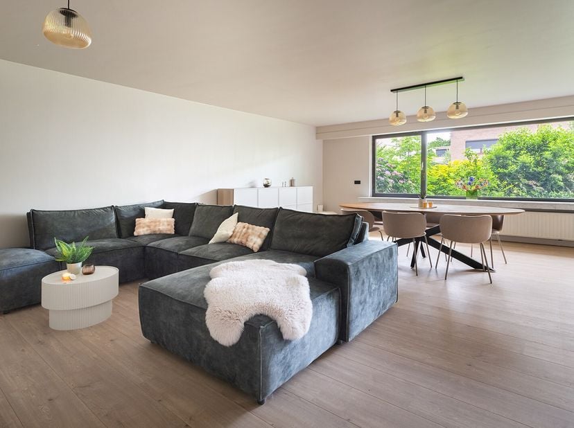 Locatie<br />
Gelegen in een kleinschalig, verzorgd gebouw, in een rustigewoonwijk geniet u hier van een aangename omgeving. Kinderen kunnen zich uitl