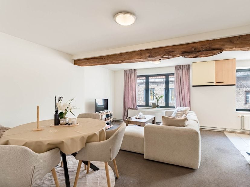 Dit comfortabel appartement is gelegen op de 2de verdieping van een kleinschalige residentie op een steenworp van historische markt en pal in het cent