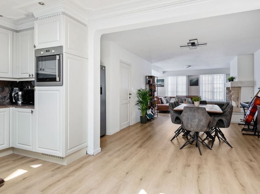 Deze verzorgde woning is rustig gelegen en geniet van een strategische ligging tussen Antwerpen, Gent en Brussel. Dankzij de nabijheid van de E17 en N