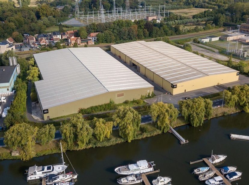 Grands espaces de stockage sur le quai de Langerbrugge à Gand, en plein cœur du port, idéal pour les activités logistiques. Grâce à la connexion facil