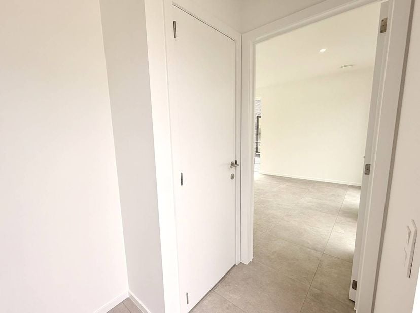Bent u op zoek naar een moderne en instapklare halfopen bebouwing op een vlot bereikbare locatie? Dit recent opgeleverde nieuwbouwhuis combineert een