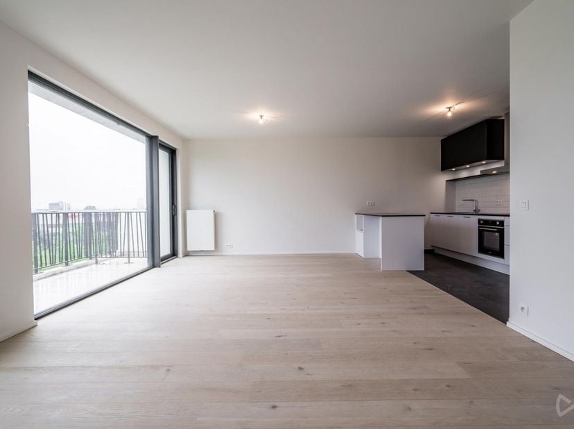 Tél : 0456 87 27 16 / E-mail : juliana.t@weinvest.be<br />
We Invest vous présente ce magnifique appartement 2 chambres situé à proximité de toutes le