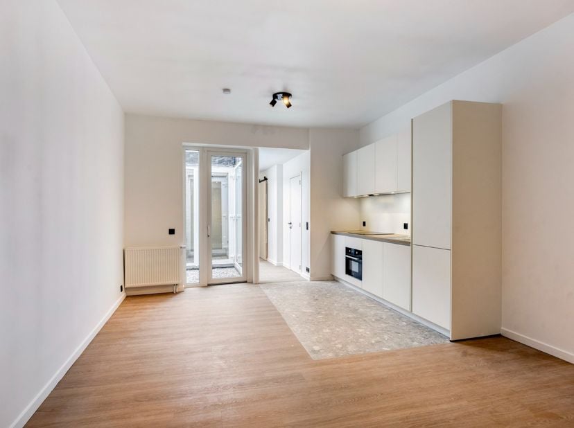 Dit gelijkvloers appartement kreeg een totaalrenovatie in 2025 en is gelegen in het centrum van Leuven. <br />
<br />
De indeling is als volgt:<br />