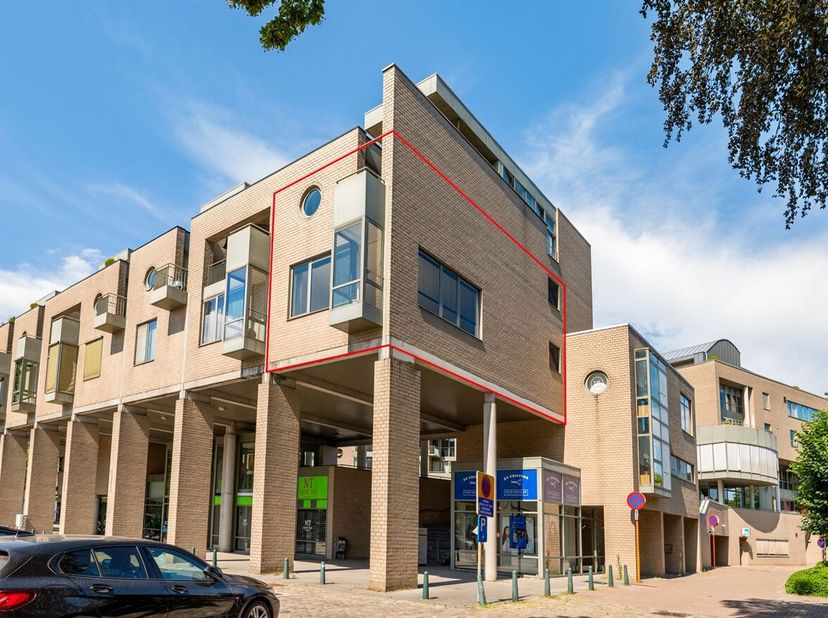 Ruim duplexappartement met autostaanplaats op toplocatie in het centrum van Brasschaat <br />
Bent u op zoek naar een ruim en lichtrijk duplexappartem