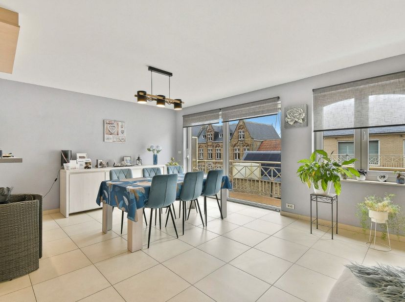 Dit verzorgd duplex-appartement is gelegen in het centrum van Gistel en combineert een rustige woonomgeving met een praktische indeling en aangenaam w