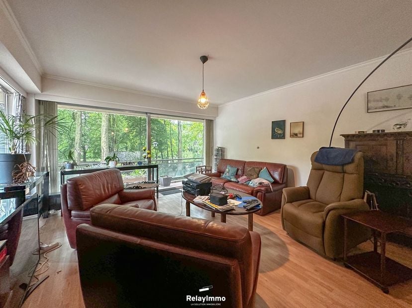 Superbe appartement situé au 1er étage de la Résidence "Europe", comportant trois chambres, un grand balcon d'angle et une cave. <br />
Appartement s