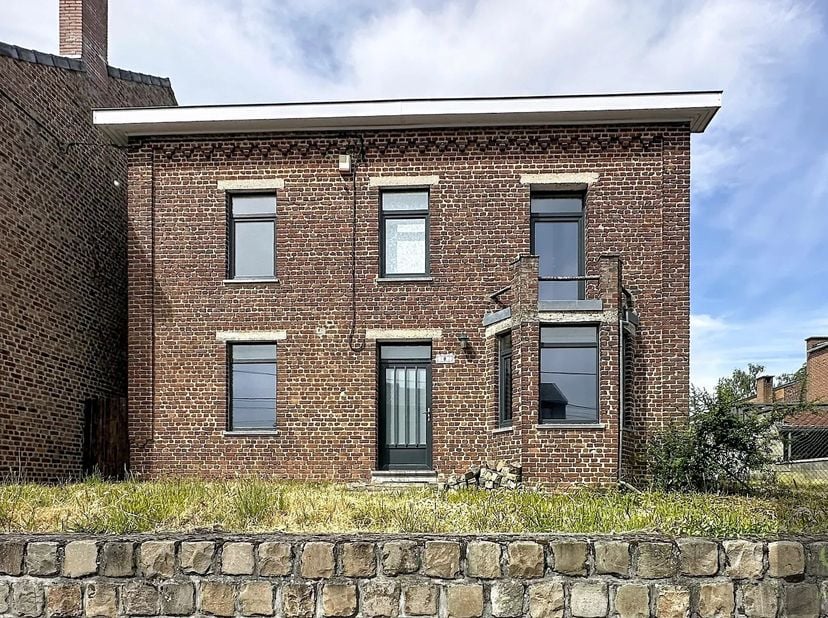 Située à Waudrez, cette maison 4 façades offre de beaux espaces de vie et un grand jardin.<br />
Composition : au rez-de-chausée : un hall d'entrée, u