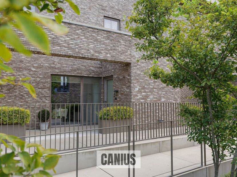 ENERGIEZUINIG APPARTEMENT MET 3 SLPK EN RUIME TERRASSEN<br />
Bent u op zoek naar een instapklaar duplex appartement te koop in Sint-Truiden waar ruim