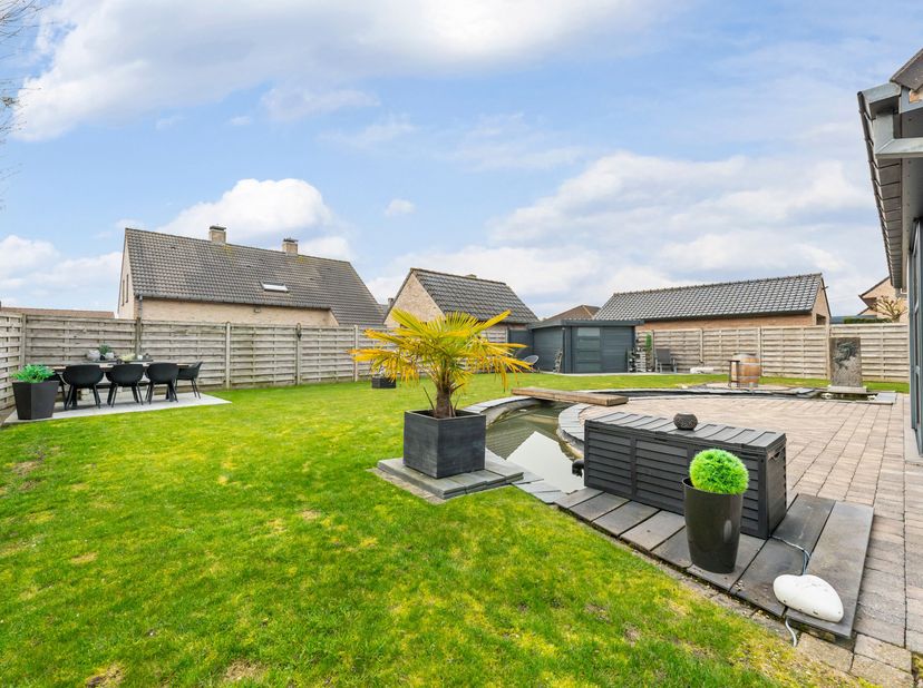 Deze alleenstaande woning is gelegen in een rustige residentiële buurt in het centrum van Proven.<br />
We betreden de woning langs de hal met aanslui