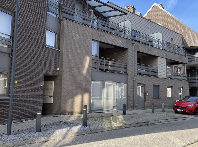 Gezellig gelijkvloers appartement in het centrum van Halen, incl. ondergrondse staanplaats en kelderberging.<br />
Kijkdag zaterdag 12 september 2026