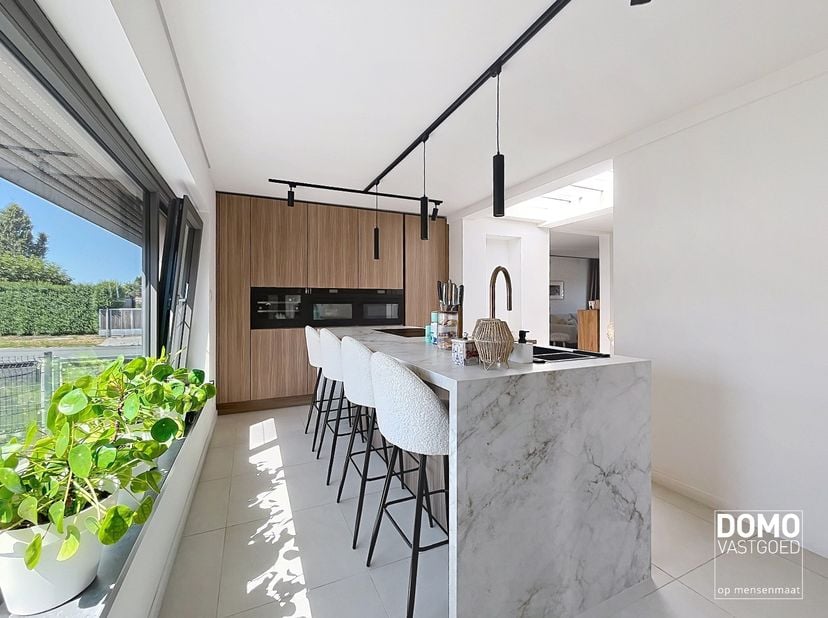 Deze ruime woning werd recent grondig gerenoveerd, zowel aan de binnenzijde als aan de buitenzijde. De gekaleide gevel geeft de woning een verzorgde e