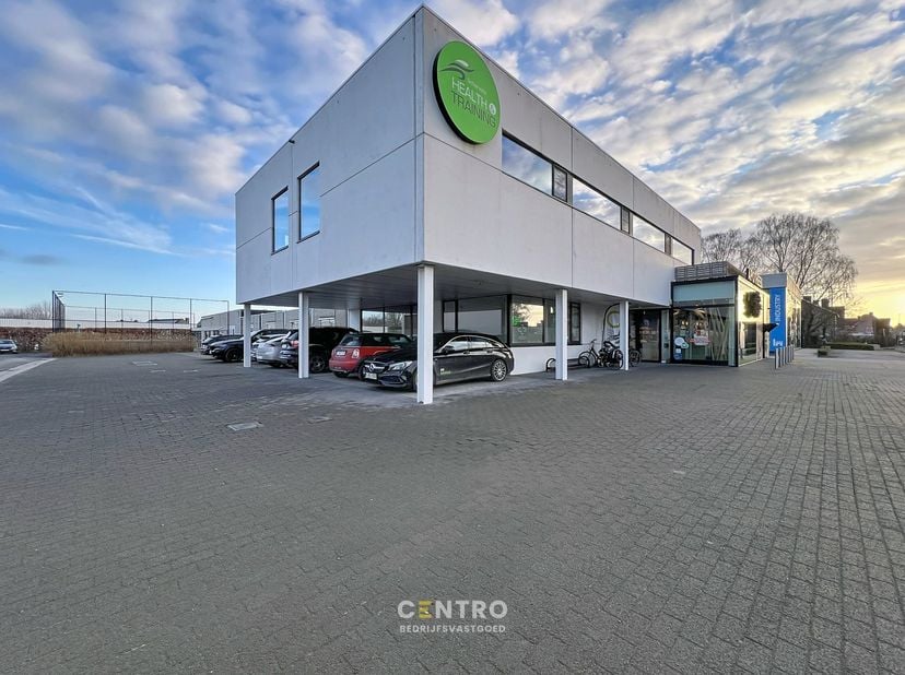 INDELING:<br />
Gelijkvloers:<br />
Gemeenschappelijk: 25-tal parkeerplaatsen - centrale inkomhal - ontvangstbalie - wachtruimte - sanitair.<br />
Eer