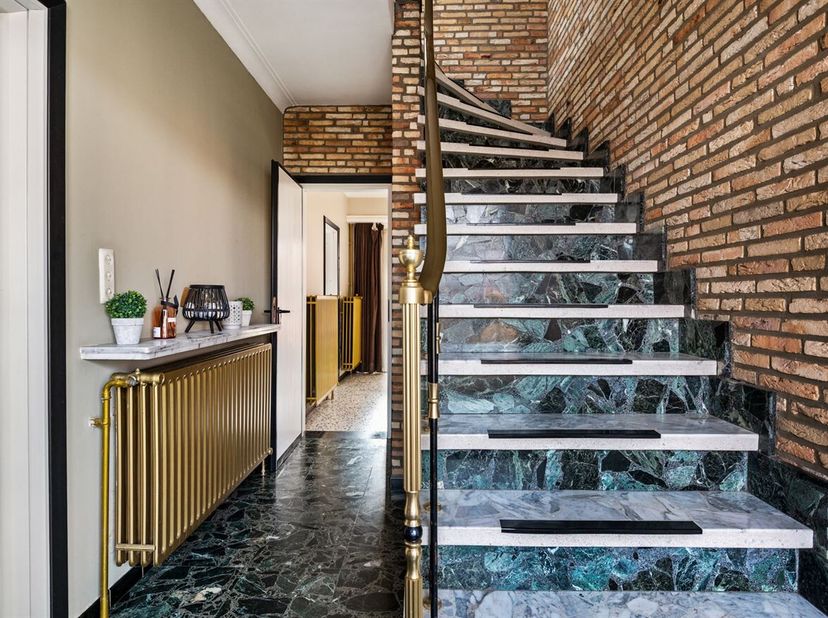 Située dans une rue calme de Bouwel, cette maison à moderniser se trouve à Langenheuvel 82. Son emplacement combine la vie rurale avec un accès facile