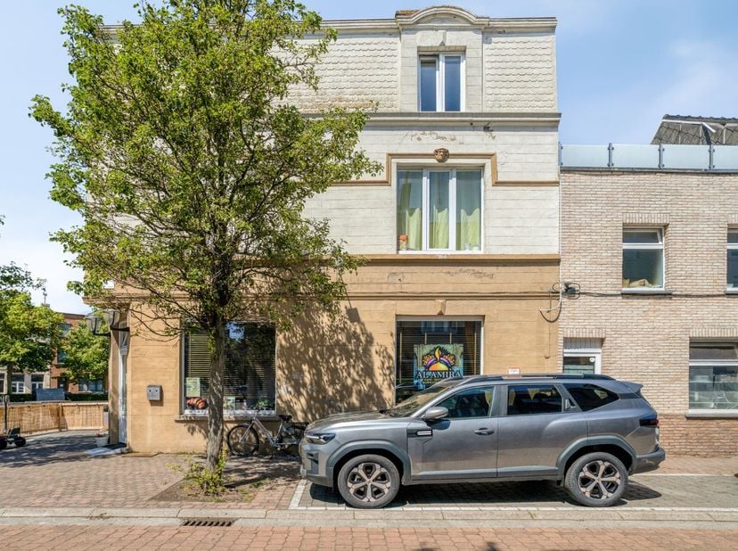 Wonen en werken in hartje stad, wat een ideale combinatie. Het gebouw is gelegen aan een heringericht plein, tussen de 2 drukste straten, op 1300 mete