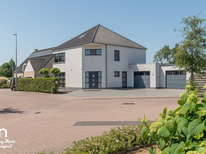 Deze verrassend ruime en lichtrijke open bebouwing ligt in een aangename wijk met uitsluitend plaatselijk verkeer en biedt een ideale combinatie van r