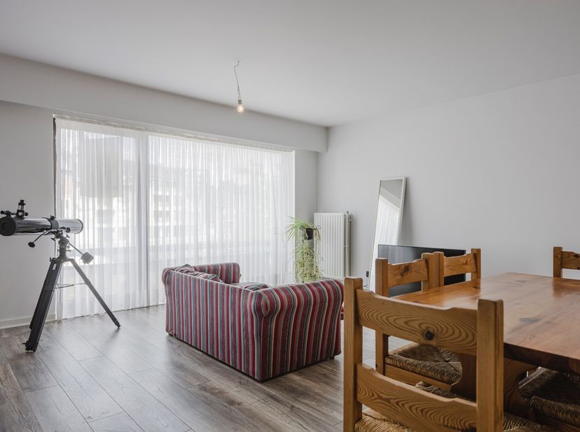 Op zoek naar een appartement met een centrale ligging in Kortrijk? Dit 2-slaapkamerappartement in de Handboogstraat bevindt zich op de 1ste verdieping