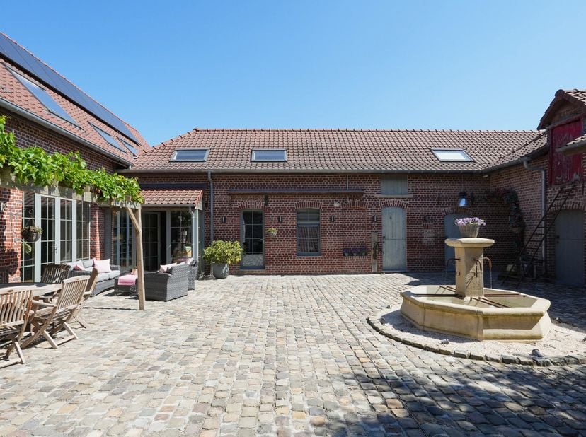Magnifique ferme au carré entièrement rénovée, offrant une combinaison particulièrement intéressante entre habitation privée, revenus locatifs et espa
