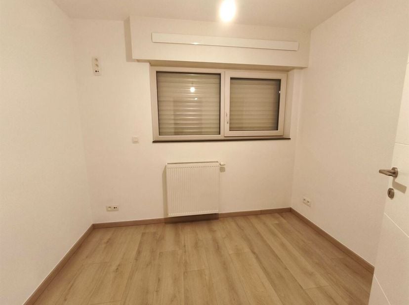 Nieuwbouw gelijkvloers appartement met 2 slaapkamers, tuin en terras<br />
Ligging<br />
Dit appartement is gelegen in een recent nieuwbouwproject te