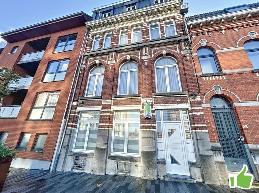 Appartement 1 chambre au 3ème étage situé en plein centre de Mouscron.<br />
<br />
Séjour, cuisine semi-équipée (four/micro-onde, taques, hotte), W