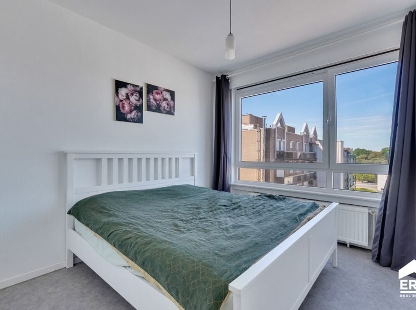 Ruim appartement met 3 slaapkamers in het centrum van Genk.Dit energiezuinige appartement met EPC-label B combineert een centrale ligging met een prak
