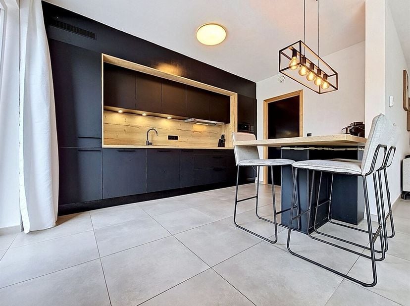 Prix: Offre à partir de 355.000 euros, frais d'agence non inclus et à charge de l'acquéreur.<br />
Superbe maison de construction récente comprenant: