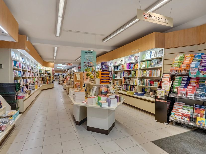 Dit gelijkvloerse handelspand vormt een interessante investeringsopportuniteit dankzij de aanwezigheid van een gevestigde huurder en het biedt een sta