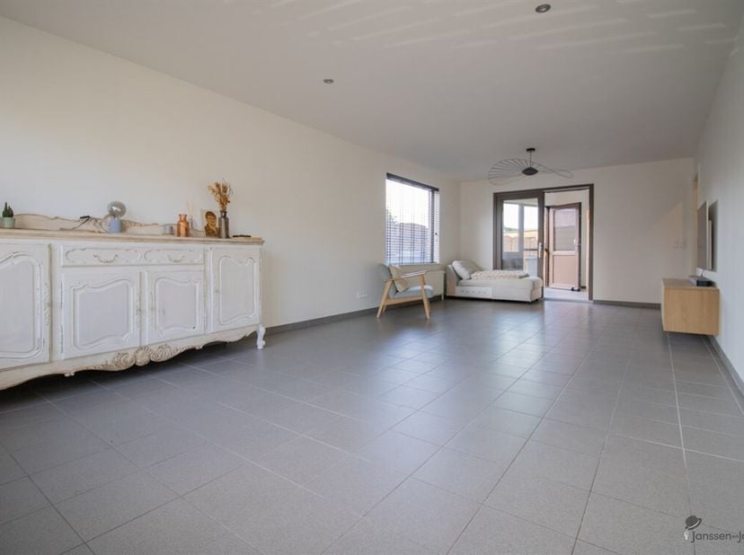 HOB met 3 slaapkamers en uitpandige garage op 501 m². <br />
Gelijkvloers: <br />
Inkomhal met apart toilet. <br />
Woonkamer van 35 m² op keramische